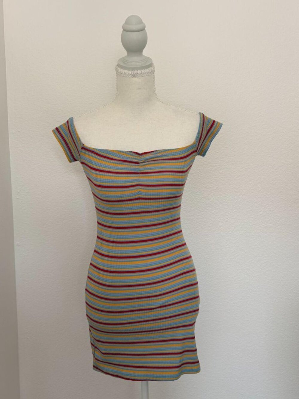 Urban Outfitters off-the-shoulder bodycon mini dress 🌈✨ Size Small 💫